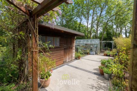 4 bedroom Detached bungalow for sale in Waithe Lane, Brigsley, DN37