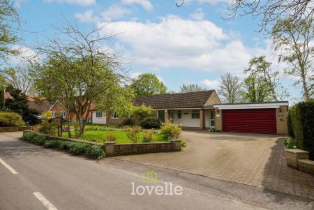 4 bedroom Detached bungalow for sale in Waithe Lane, Brigsley, DN37