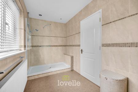 4 bedroom Detached bungalow for sale in Waithe Lane, Brigsley, DN37