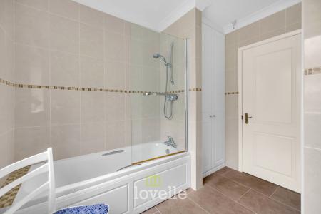 4 bedroom Detached bungalow for sale in Waithe Lane, Brigsley, DN37