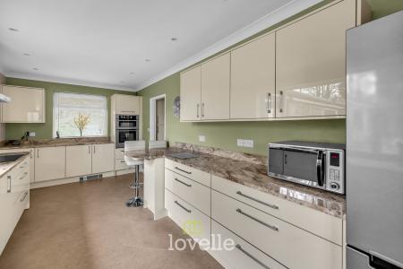 4 bedroom Detached bungalow for sale in Waithe Lane, Brigsley, DN37