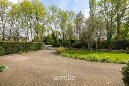 4 bedroom Detached bungalow for sale in Waithe Lane, Brigsley, DN37