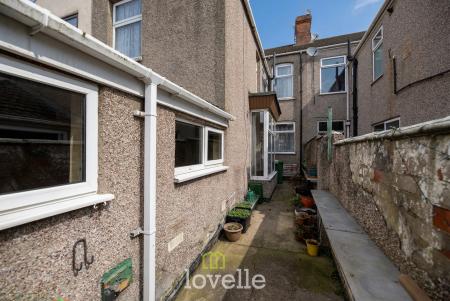 3 bedroom Terraced House for sale in Welholme Road, Grimsby, DN32