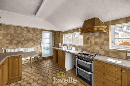 3 bedroom Terraced House for sale in Welholme Road, Grimsby, DN32