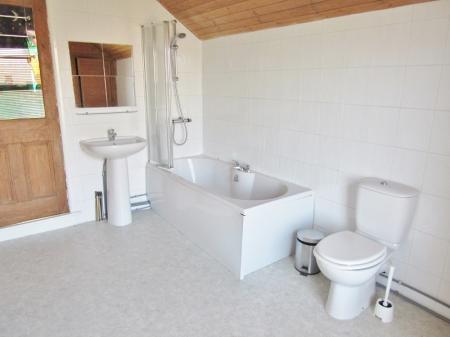 3 bedroom Semi-detached house to let in West End Road, Habrough, DN40