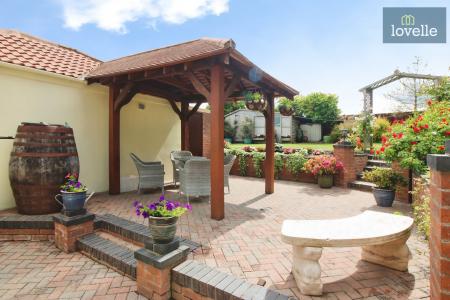 4 bedroom Detached house for sale in Top Road, Little Cawthorpe, LN11