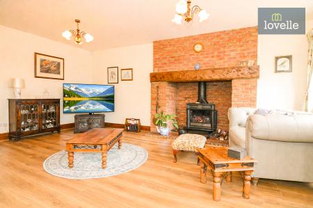 4 bedroom Detached house for sale in Top Road, Little Cawthorpe, LN11