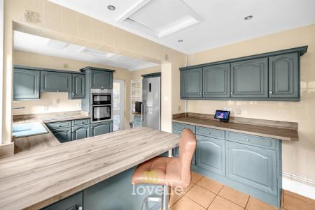 7 bedroom Detached house for sale in Abbey Road, Grimsby, DN32