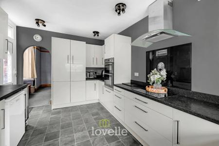 4 bedroom Terraced House for sale in Sackville Street, Grimsby, DN34