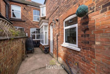 4 bedroom Terraced House for sale in Sackville Street, Grimsby, DN34