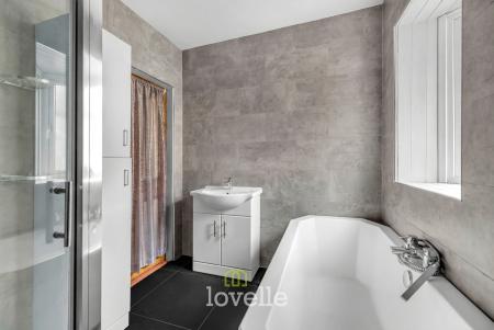 4 bedroom Terraced House for sale in Sackville Street, Grimsby, DN34