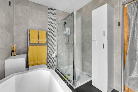 4 bedroom Terraced House for sale in Sackville Street, Grimsby, DN34