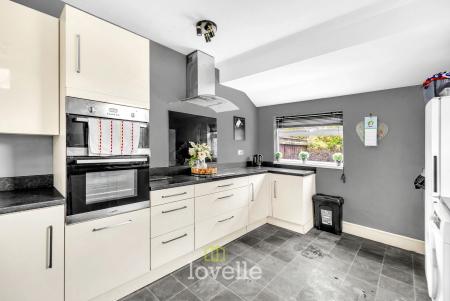 4 bedroom Terraced House for sale in Sackville Street, Grimsby, DN34
