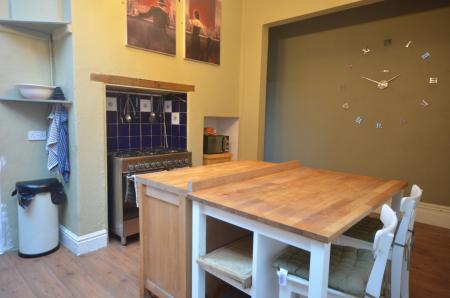 4 bedroom Town house to let in Abbey Road, Grimsby, DN32