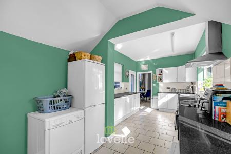 4 bedroom Detached house for sale in Weelsby Road, Grimsby, DN32