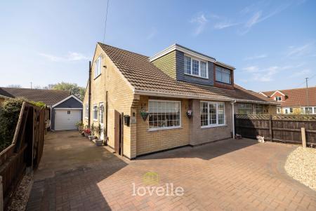 4 bedroom Semi-detached bungalow for sale in Caistor Road, Laceby, DN37