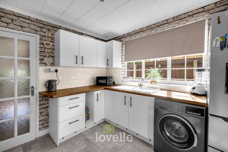 4 bedroom Semi-detached bungalow for sale in Caistor Road, Laceby, DN37