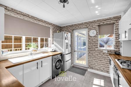 4 bedroom Semi-detached bungalow for sale in Caistor Road, Laceby, DN37