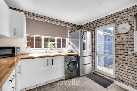 4 bedroom Semi-detached bungalow for sale in Caistor Road, Laceby, DN37