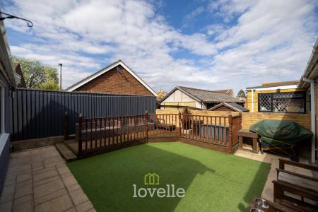 4 bedroom Semi-detached bungalow for sale in Caistor Road, Laceby, DN37