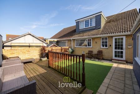 4 bedroom Semi-detached bungalow for sale in Caistor Road, Laceby, DN37