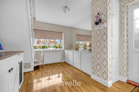 4 bedroom Semi-detached bungalow for sale in Caistor Road, Laceby, DN37