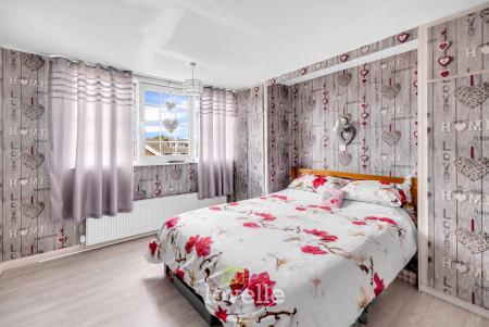 4 bedroom Semi-detached bungalow for sale in Caistor Road, Laceby, DN37