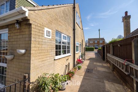 4 bedroom Semi-detached bungalow for sale in Caistor Road, Laceby, DN37