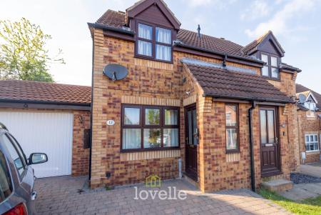 2 bedroom Semi-detached house for sale in Foxglove Gardens, Grimsby, DN34