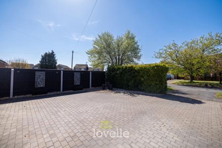 4 bedroom Detached house for sale in Chadwell Springs, Waltham, DN37