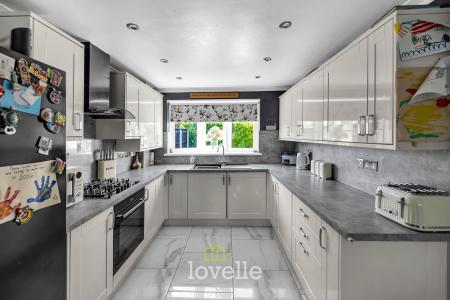 4 bedroom Detached house for sale in Chadwell Springs, Waltham, DN37