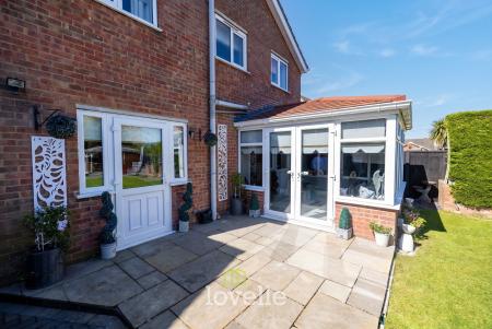 4 bedroom Detached house for sale in Chadwell Springs, Waltham, DN37
