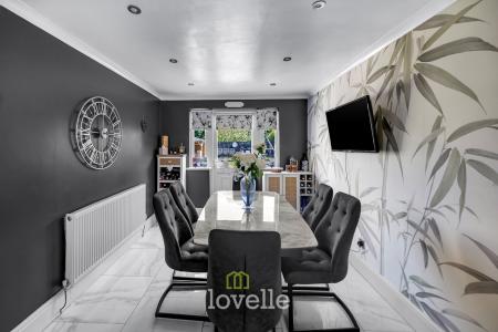 4 bedroom Detached house for sale in Chadwell Springs, Waltham, DN37