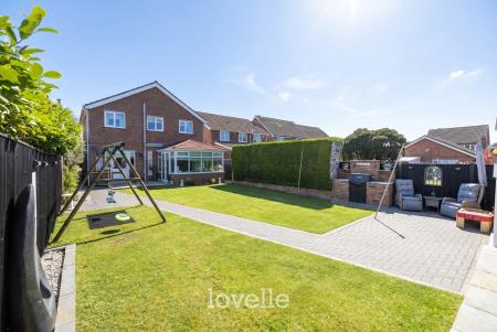 4 bedroom Detached house for sale in Chadwell Springs, Waltham, DN37