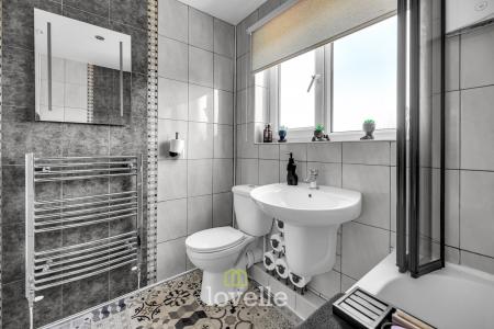 4 bedroom Detached house for sale in Chadwell Springs, Waltham, DN37