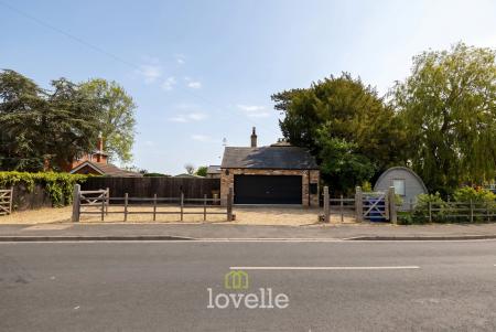 5 bedroom Detached house for sale in Archer Road, Waltham, DN37