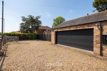 5 bedroom Detached house for sale in Archer Road, Waltham, DN37