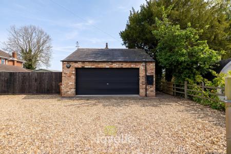 5 bedroom Detached house for sale in Archer Road, Waltham, DN37