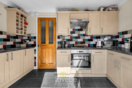 2 bedroom Semi-detached house for sale in foxglove Gardens, Grimsby, DN34