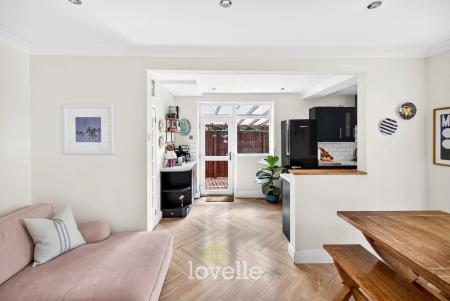 3 bedroom Semi-detached house for sale in Roundway, Grimsby, DN34