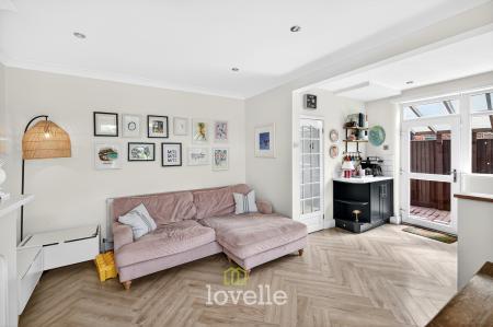 3 bedroom Semi-detached house for sale in Roundway, Grimsby, DN34