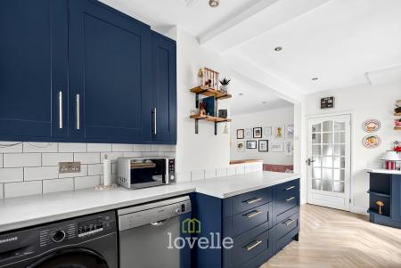 3 bedroom Semi-detached house for sale in Roundway, Grimsby, DN34