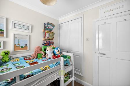 3 bedroom Semi-detached house for sale in Roundway, Grimsby, DN34