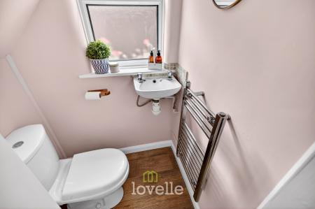 3 bedroom Semi-detached house for sale in Roundway, Grimsby, DN34