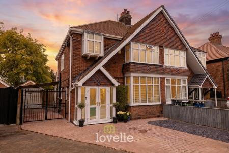 3 bedroom Semi-detached house for sale in Roundway, Grimsby, DN34