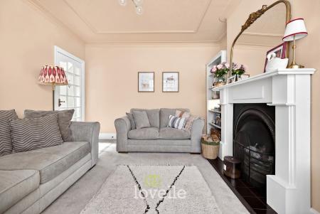 3 bedroom Semi-detached house for sale in Roundway, Grimsby, DN34