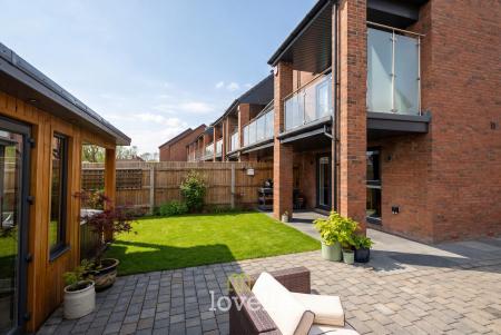 4 bedroom Semi-detached house for sale in Claydon Way, Waltham, DN37