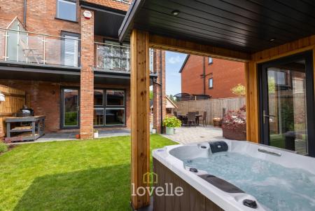 4 bedroom Semi-detached house for sale in Claydon Way, Waltham, DN37