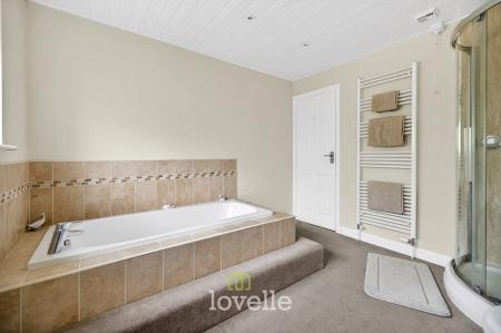 3 bedroom Detached house for sale in Stallingborough Road, Healing, DN41