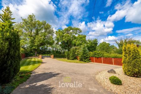 3 bedroom Detached house for sale in Stallingborough Road, Healing, DN41